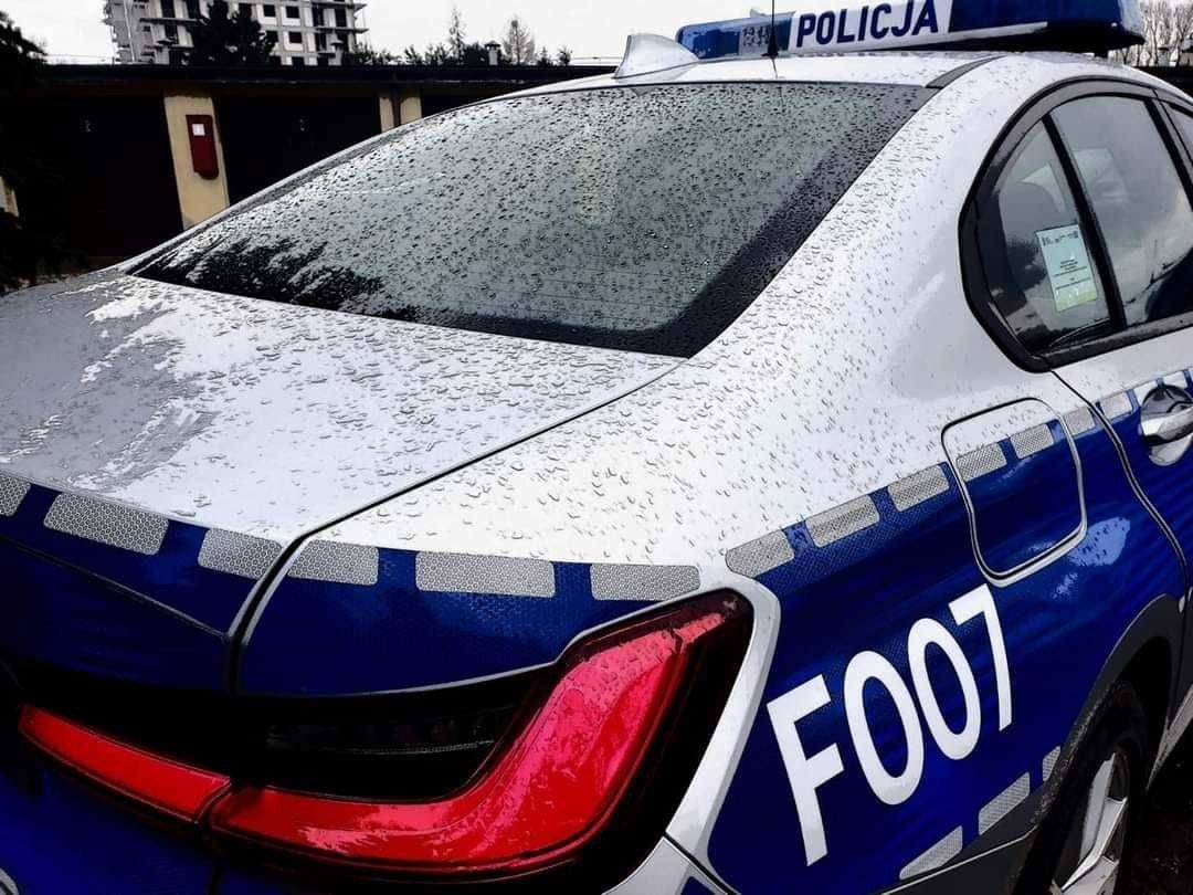 Pijany ucieka przed policj, uderzy w znak i wpad do rowu