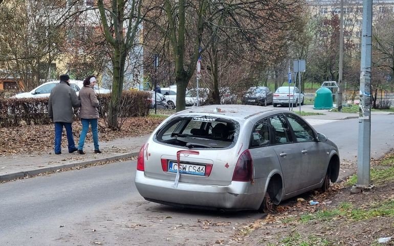 Zdezelowany nissan szpeci osiedle