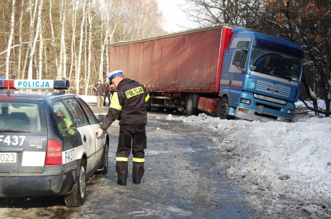 Piotrkw: TIR wyldowa w rowie na Rakowskiej