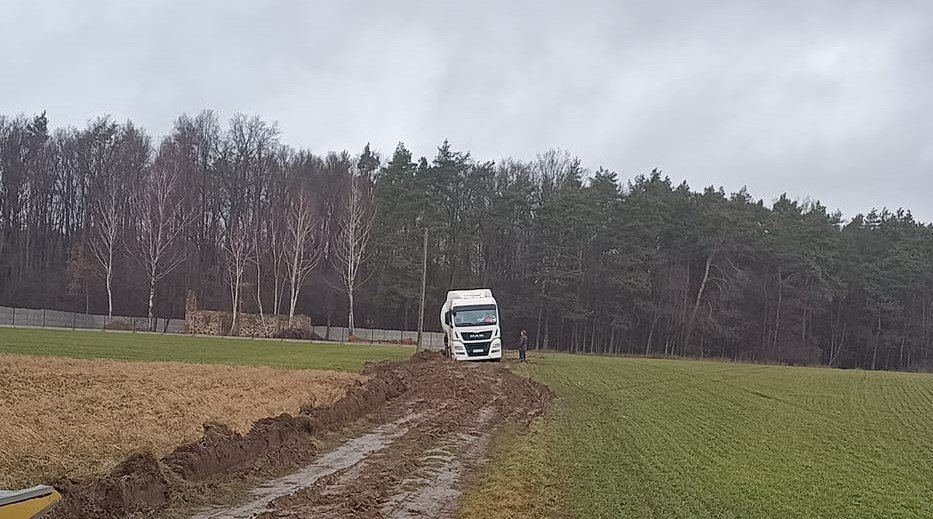 Kierowca utkn w szczerym polu. Potrzebna pomoc!