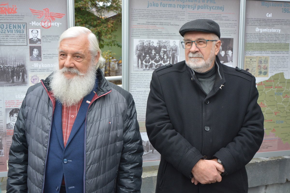 Wystawa przed Akademi Piotrkowsk. Historia osb przymusowo internowanych ?