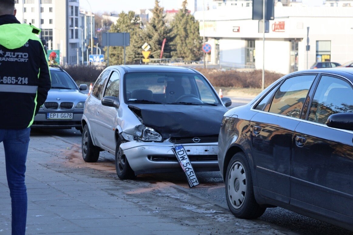 Zderzenie dwch aut przed pasami w Al. Armii Krajowej