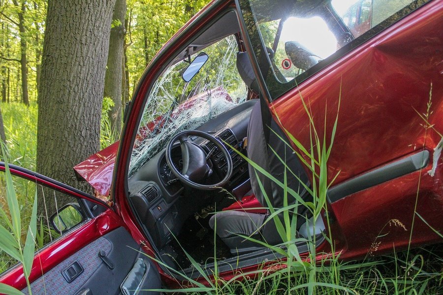 Auto uderzyo w drzewo. Kierowca mia blisko 3 promile