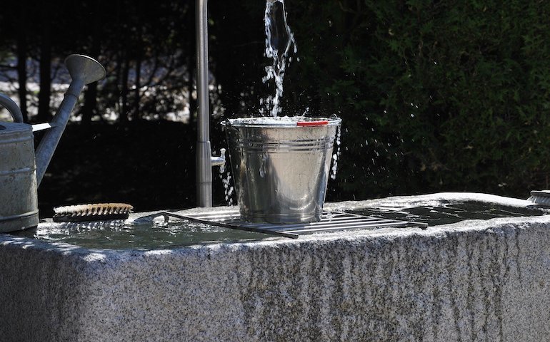 Dzisiaj lany poniedziaek. Policja apeluje o pozostanie w domach