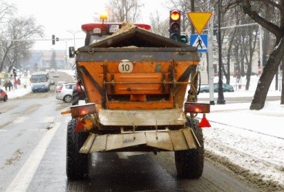 Posypuj piaskiem czarne jezdnie?