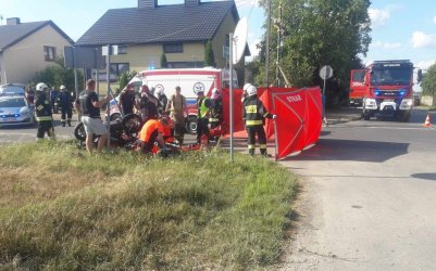Zderzenie samochodu osobowego i motocykla. 17-latek zabrany migowcem LPR do szpitala