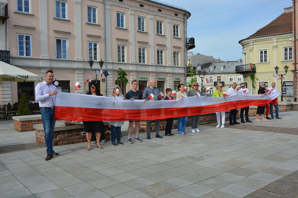 Rozoyli wielk flag na Rynku Trybunalskim