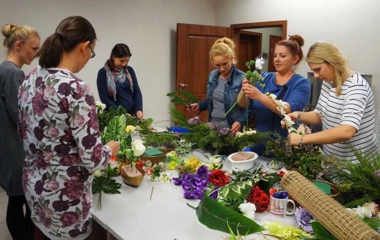 Florystyka, ceramika, haft krzyykowy… Wizyta w bibliotece rozwija 