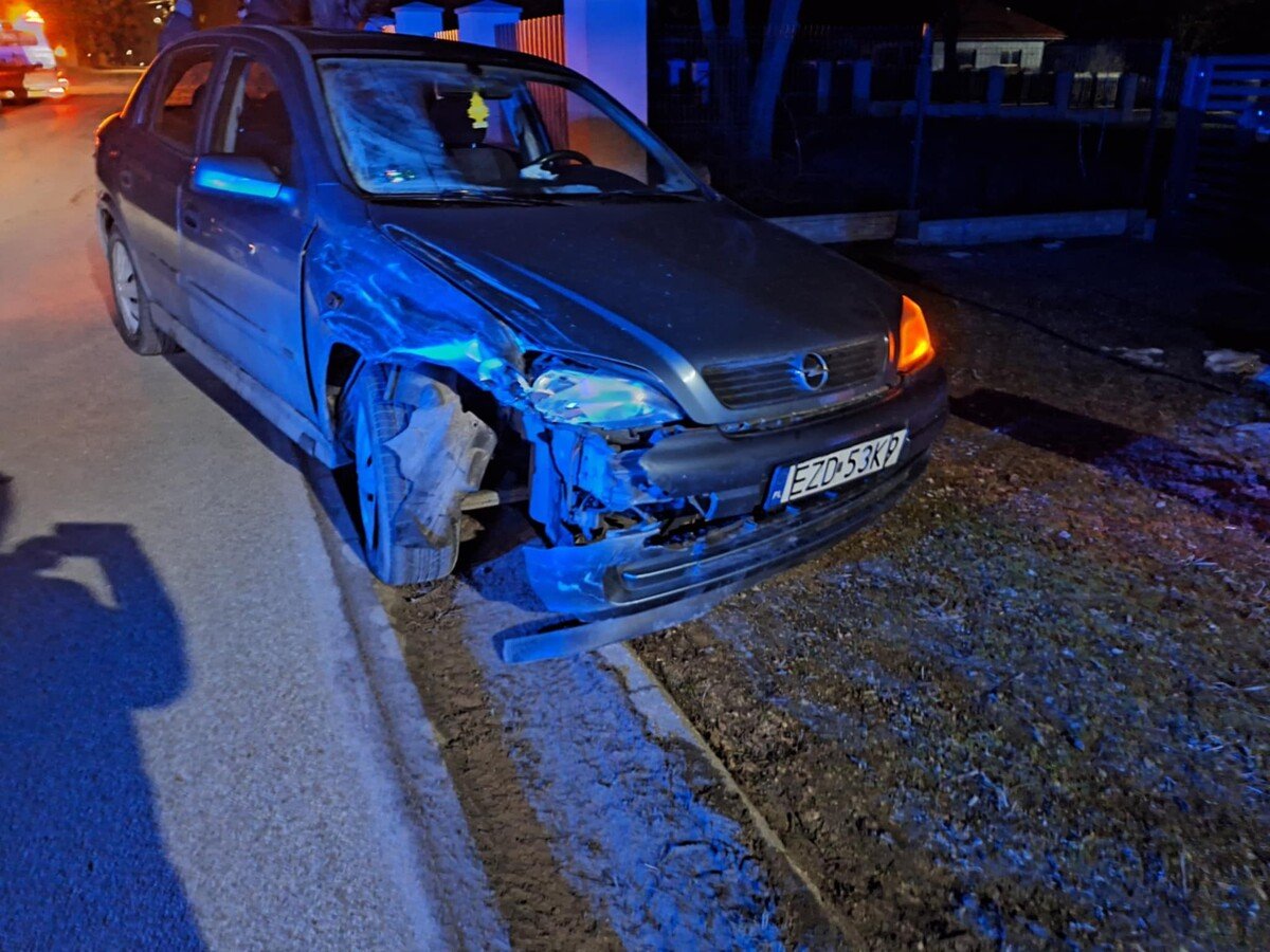 Kolizja w Poniatowie: Opel Astra uderzy w zaparkowane auto