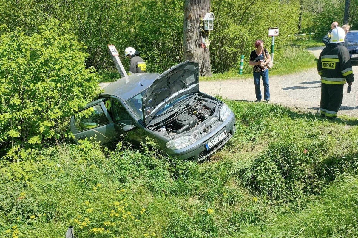 Zderzenie pojazdw na DK74. Kierowca peugota by pod wpywem alkoholu i uderzy w ty fiata, ktry nastpnie wpad do rowu