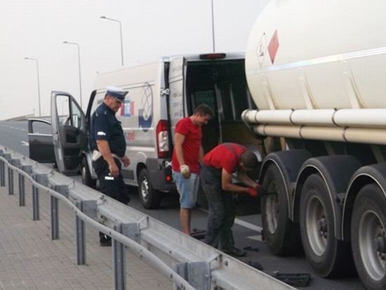 Policjanci kontrolowali ciarwki i busy 