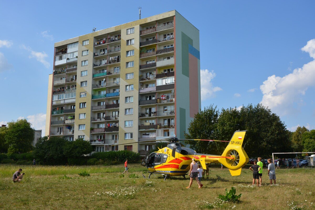 Kobieta wypada z bloku na dzkiej w Piotrkowie