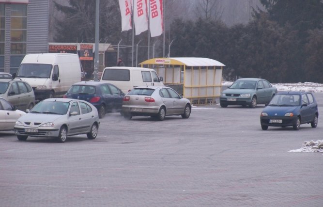 Na parkingu supermarketu urzdzaj wycigi?