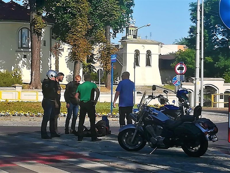 Wywrotka motocyklisty na bliniaczych rondach