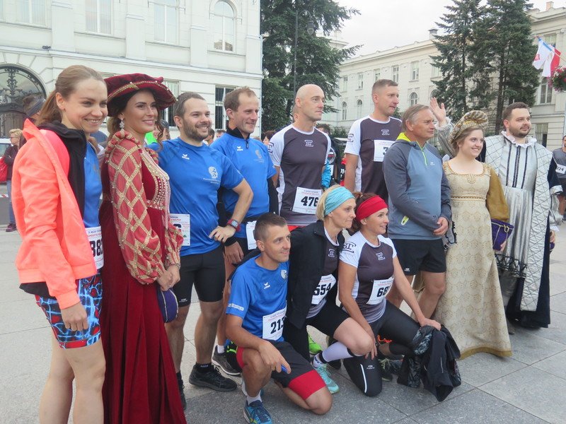 Po raz czwarty pobiegli w nocnym pmaratonie. Zobacz, kto stan na podium! 