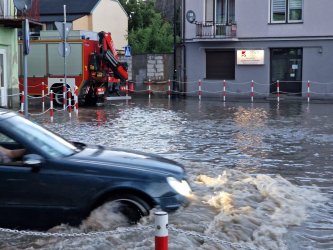Naga ulewa zalaa ulice Piotrkowa Trybunalskiego. Samochody utkny w wodzie ZDJCIA FILMY
