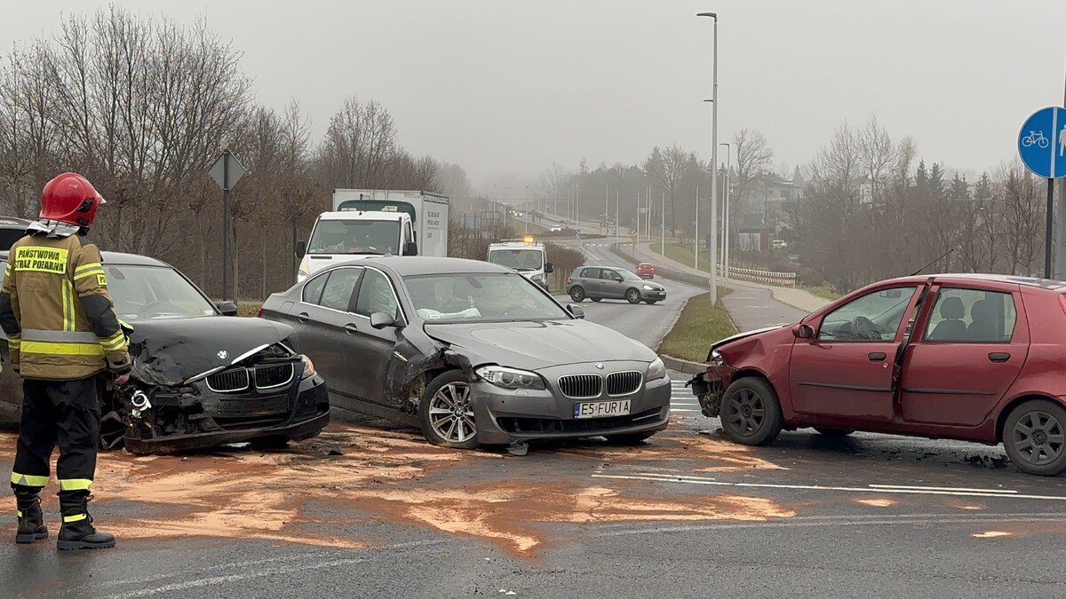 3 samochody zderzyy si na skrzyowaniu Al. 800-lecia i Modrzewskiego w Piotrkowie. Droga bya zablokowana