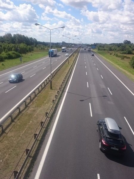 Do ponad 11 kilometrw wydua si odcinek nowej betonowej jezdni midzy Piotrkowem i Kamieskiem