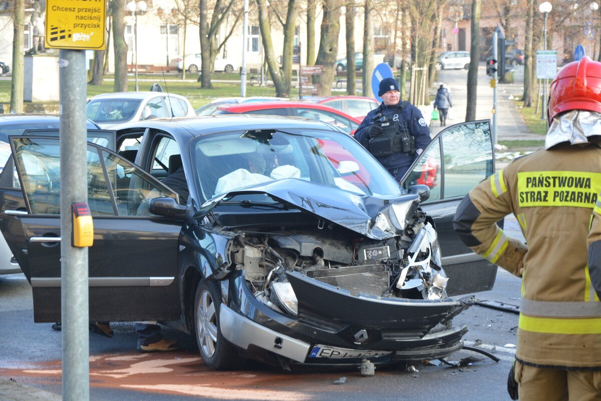 Kto wjecha na czerwonym wietle? Zderzenie dwch samochodw na skrzyowaniu Al. 3-Maja i Kopernika. Jedna osoba trafia do szpitala