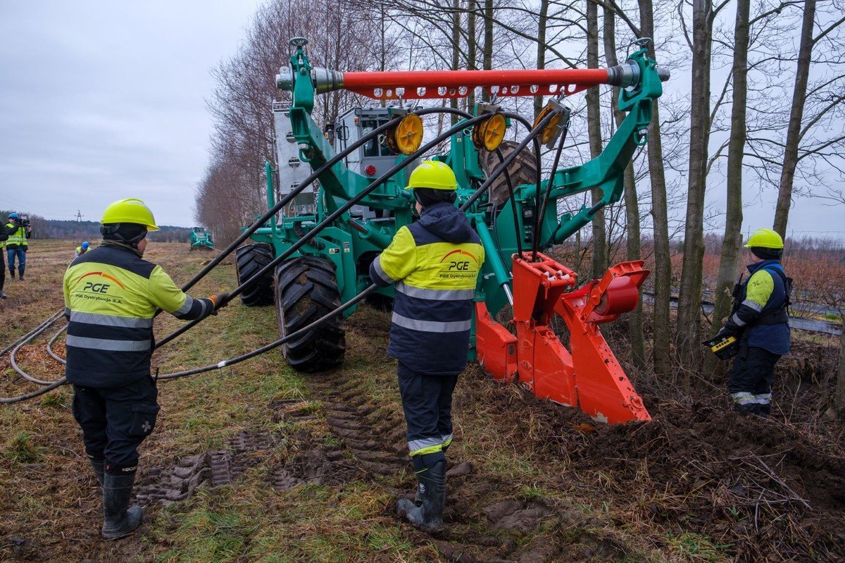 Pierwsza w Polsce maszyna do kablowania sieci energetycznych przyspieszy inwestycje PGE