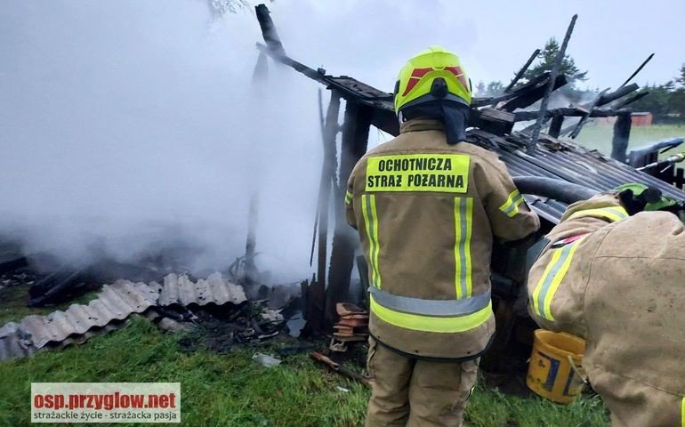 Budynek gospodarczy spon po uderzeniu pioruna