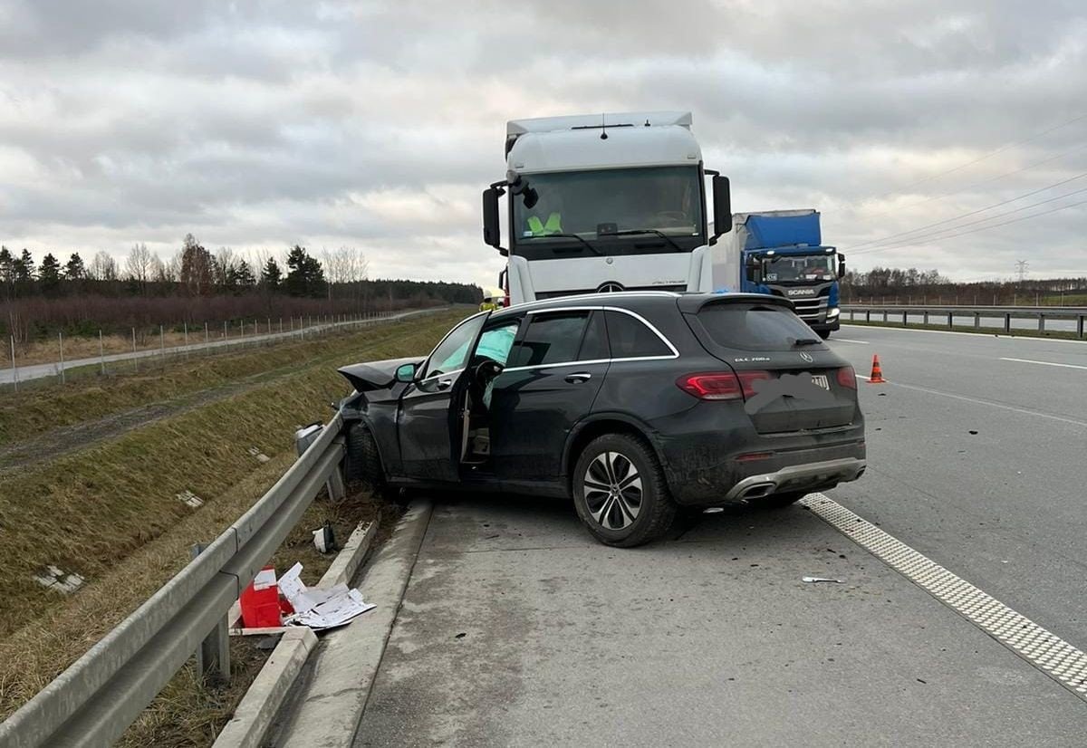 Zderzenie osbwki i dwch ciarwek na A1