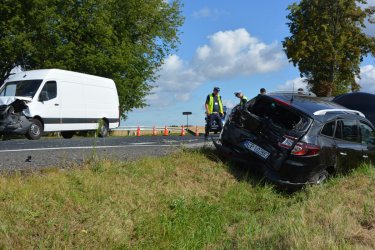 Grony wypadek na DK91. W Longinwce zderzyy si Mercedes i Renault. Policja wyznaczya objazdy