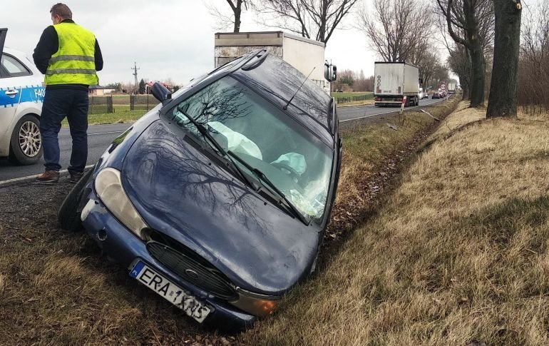 Wypadek midzy Rozprz a Niechcicami. Osobwka w rowie