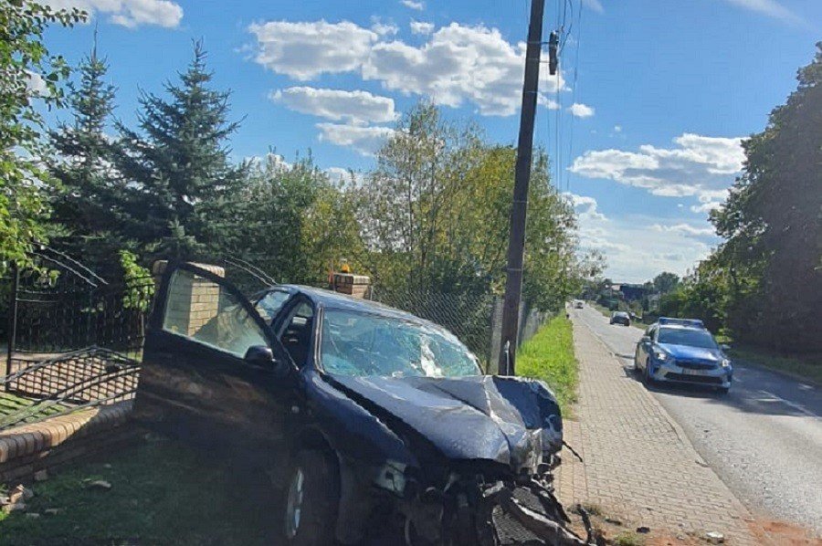 Pijana jechaa do pracy. Rozbia auto i ogrodzenie