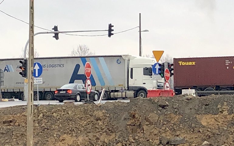 Problemy na przejedzie przez autostrad w Twardosawicach