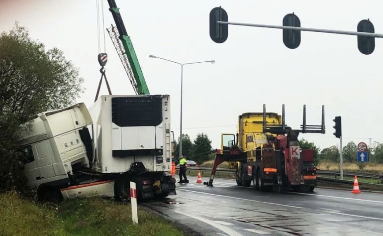 Kolizja w Jeowie. Ciarwka w rowie