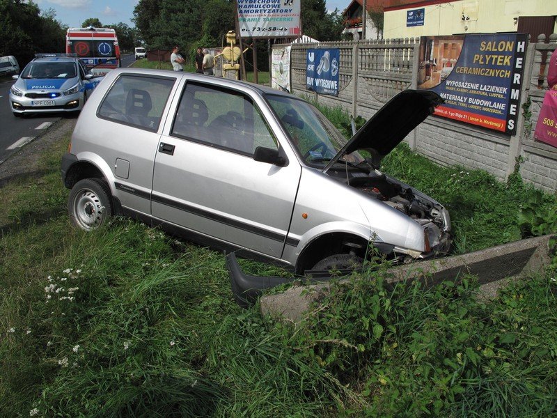 Karetka i cinquecento w rowie. Dwa wypadki w czwartkowe popoudnie