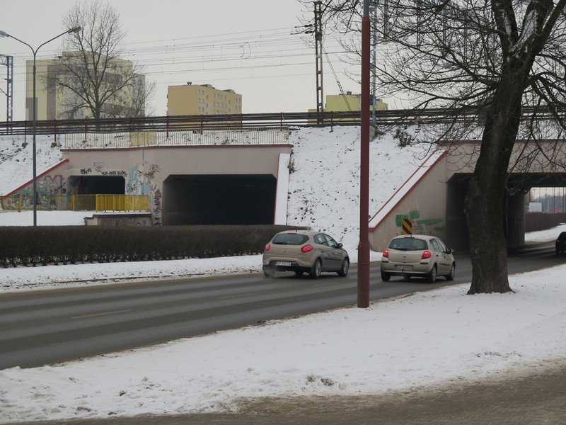 Trzeba uszczelni wiadukt w al. Pisudskiego 