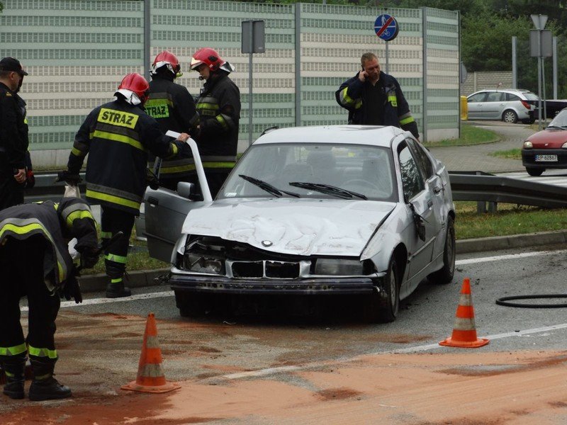 Kierowca BMW „nie wyrobi si” na rondzie