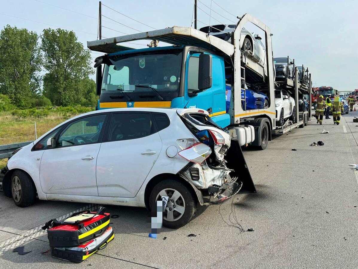 Dwie osobwki i laweta zderzyy si na autostradzie