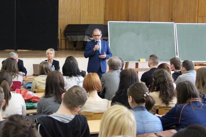 Studenci suchali o funduszach unijnych