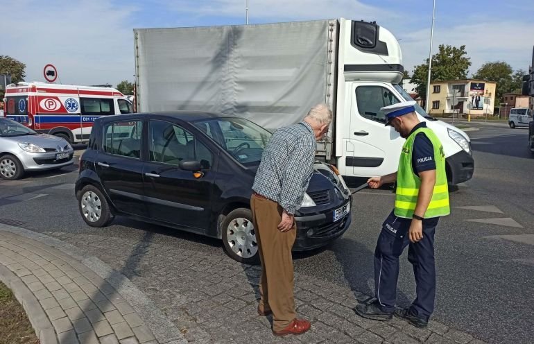 Kierowca renault potrci rowerzyst