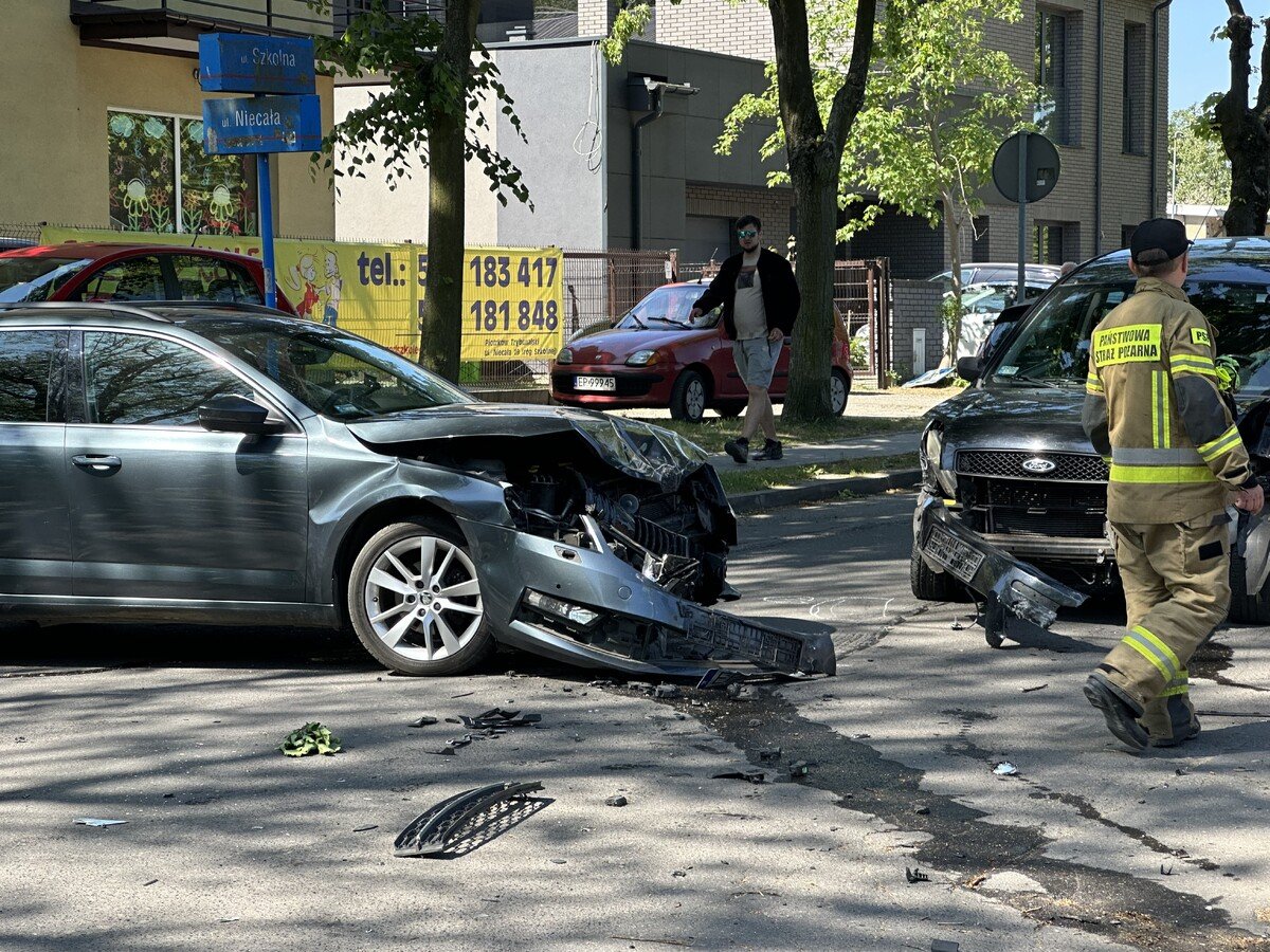 Wypadek na Szkolnej. Kierowca Skody nie ustpi pierwszestwa. Kobieta trafia do szpitala.