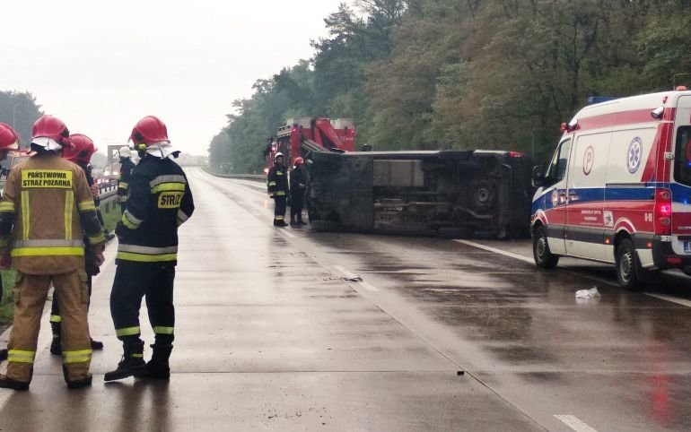 Dwie osoby nie yj, pi rannych. Bus dachowa na S8