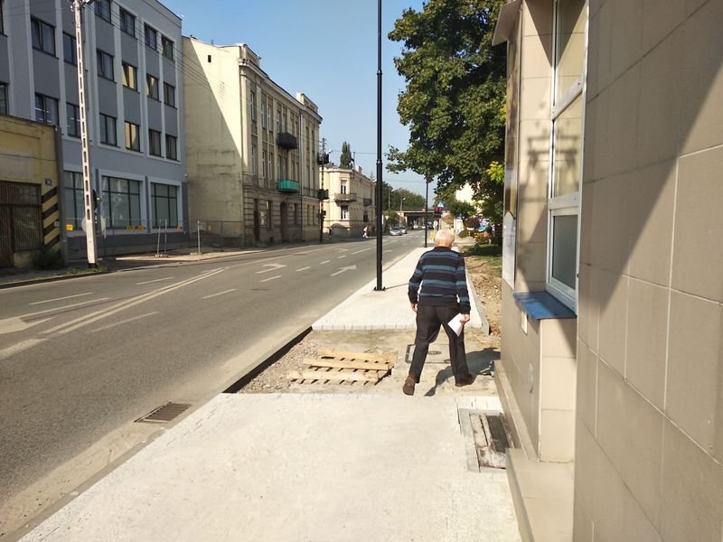 Gboka dziura przykryta jedynie palet 