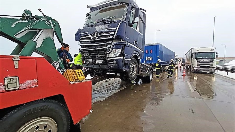 S8 bya zablokowana po zderzeniu TIR-w