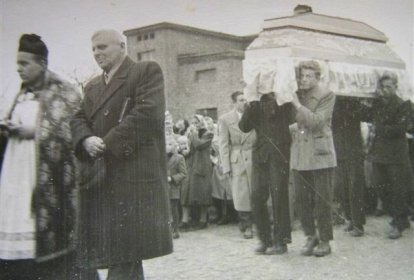 Dyrektor szkoy szala z siekier, ksidz ratowa dzieci