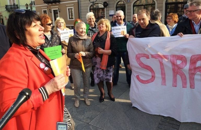 Protest na piotrkowskim Rynku z poparciem dla nauczycieli