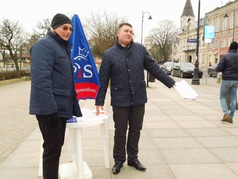 W poniedziaek zbierali podpisy, we wtorek spotkanie z Dud