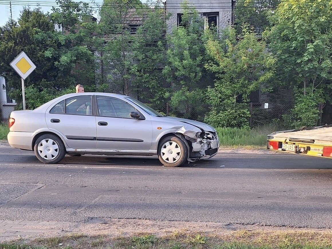 Kolejne zderzenie samochodw na Wojska Polskiego. Jeden z samochodw skrca na parking