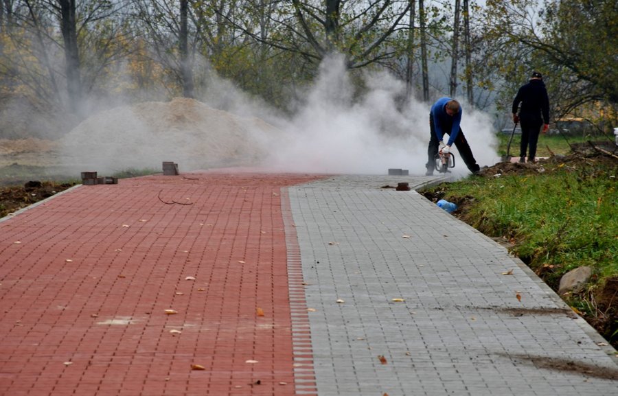 Trwa budowa cieki rowerowej wok jeziora Bugaj