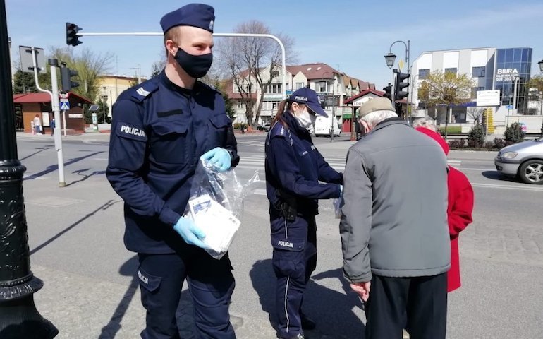 Najpierw pouczenie, a pniej mandat. Policja rozdaje maseczki ochronne