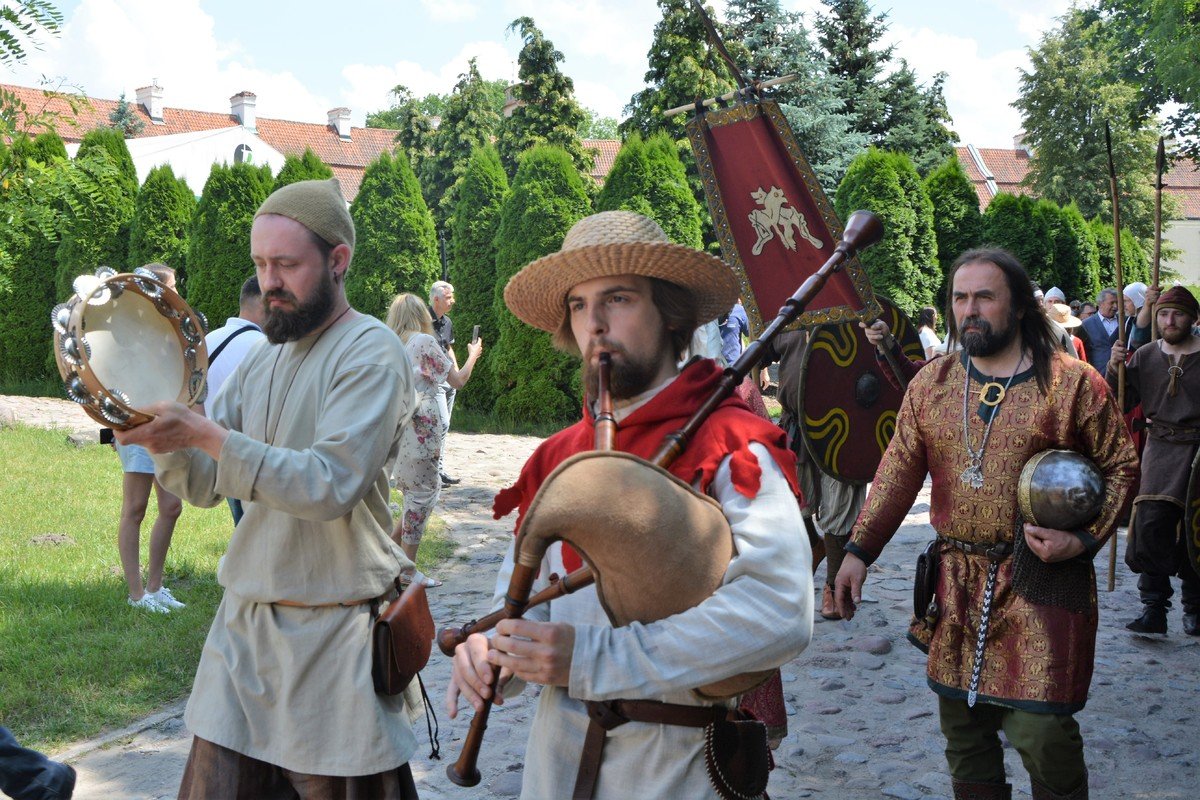 Historyczny piknik przycign tumy