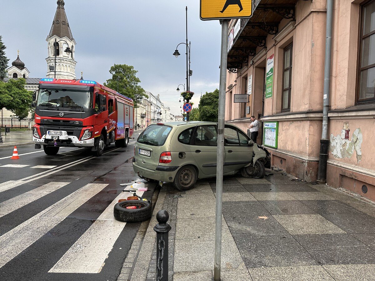 Grony wypadek na Sowackiego. wiadkowie: „bya kompletnie pijana”. Kobieta staranowaa supki i uderzya w budynek.