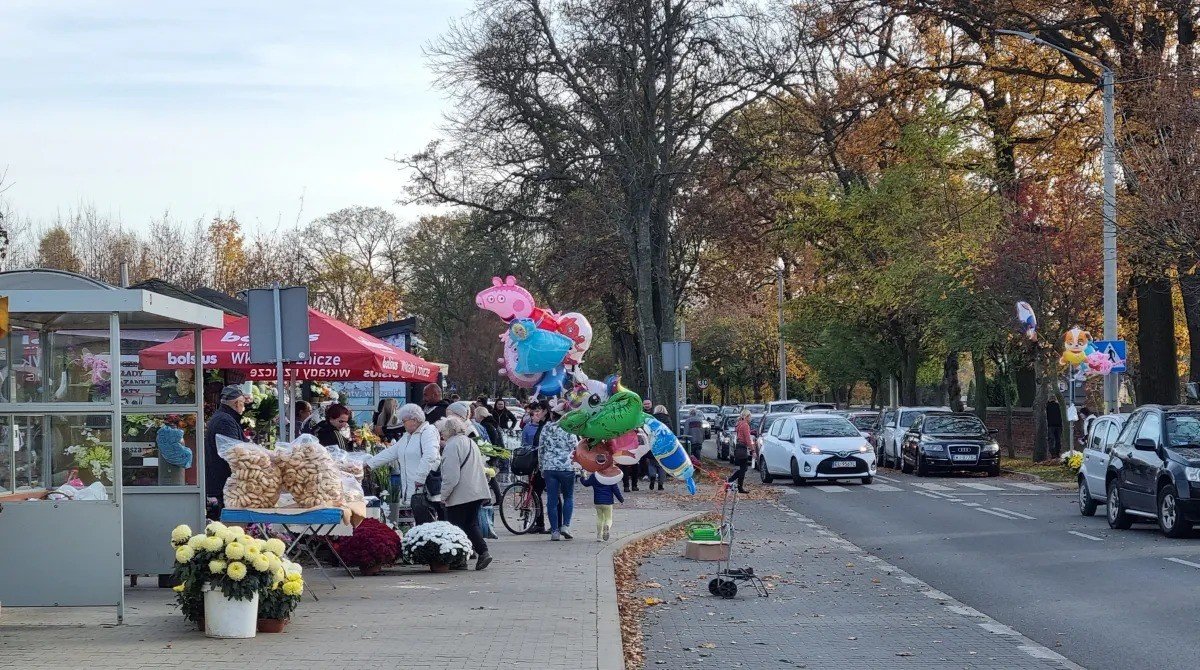 Podpowiadamy, jak dosta si na cmentarz w Piotrkowie